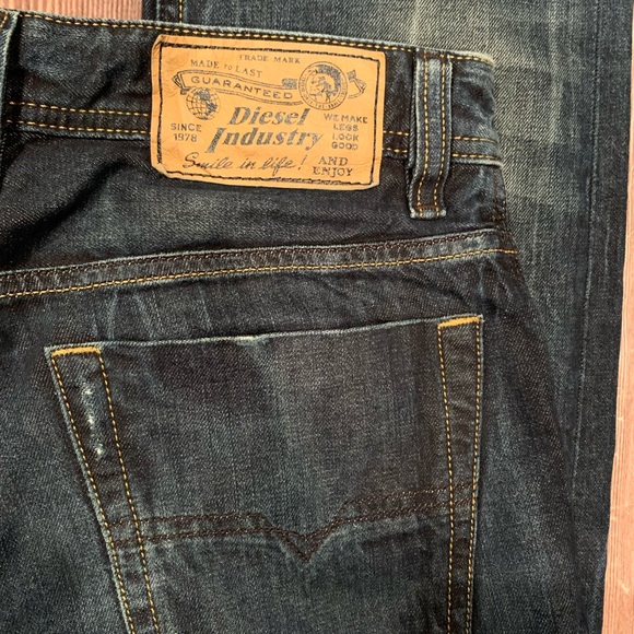Diesel VIKER Regular Straight size 29
Inseam tailored to 27”
100% cotton - Picture 7 of 14